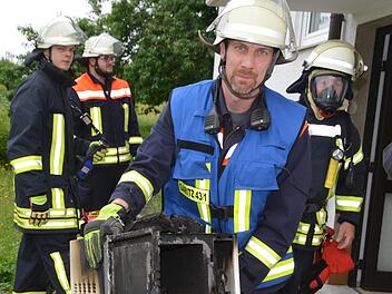 Der "Übeltäter" wird aus der verqualmten Wohnung in der Garitzer  Althausstraße getragen. Ein Mikrowellenherd hat aus technischen Gründen Feuer gefangen. Die Wohnungseigentümerin bemerkte den Entstehungsbrand, brachte sich in Sicherheit und alarmierte die Rettungskräfte.Foto: Peter Rauch