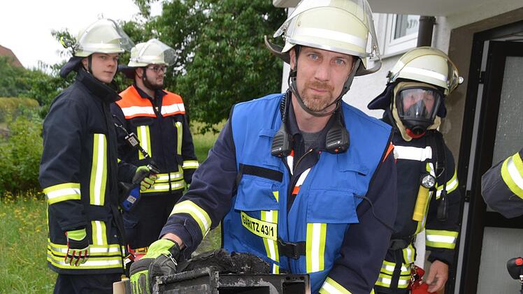 Der "Übeltäter" wird aus der verqualmten Wohnung in der Garitzer  Althausstraße getragen. Ein Mikrowellenherd hat aus technischen Gründen Feuer gefangen. Die Wohnungseigentümerin bemerkte den Entstehungsbrand, brachte sich in Sicherheit und alarmierte die Rettungskräfte.Foto: Peter Rauch