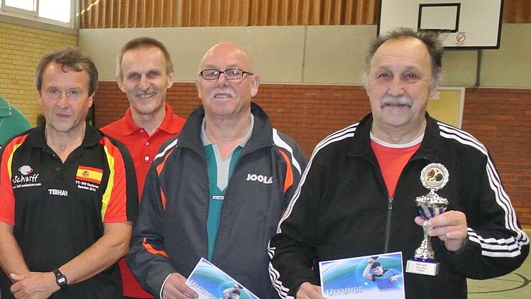 In der Altersklasse 60 der Herren siegte Thomas Bürger (rechts) vom gastgebenden TSV Untersiemau.