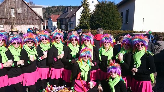 Die "Alte Elferratsgarde" interpretierte beim Faschingsumzug 2017 das Thema "Neon-Girls". Die Jecken sind ein fester Bestandteil des Faschingsumzugs, engagieren sich aber auch so noch vielfältig bei der "Ruotnkernge Fousanocht". Foto: Karl-Heinz Hofmann