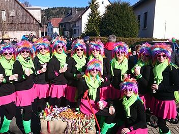Die "Alte Elferratsgarde" interpretierte beim Faschingsumzug 2017 das Thema "Neon-Girls". Die Jecken sind ein fester Bestandteil des Faschingsumzugs, engagieren sich aber auch so noch vielfältig bei der "Ruotnkernge Fousanocht". Foto: Karl-Heinz Hofmann