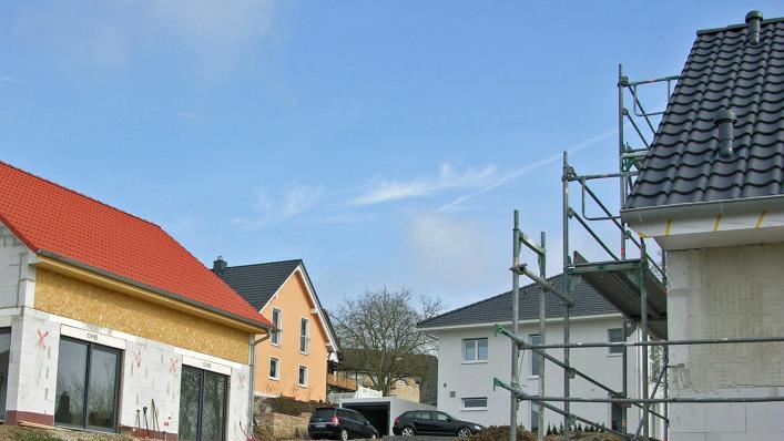 Wohnhäuser in unterschiedlichen Baustadien: Nicht zuletzt die bisherige Maßnahmenförderung aus der Gemeindekasse hat zum Bauboom im zentrumsnahen Baugebiet "Am Dorfberg" geführt.  Foto: Klaus Oelzner