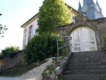 Die Sanierung der Kirchgasse und des Kirchenumfelds sind Bestandteil der Rossacher Dorferneuerung. Seit der Gemeinderatssitzung am Montagabend ist klar, dass das gesamte Projekt am Ende wohl deutlich über zwei Millionen Euro kosten wird. Foto: Berthold Köhler