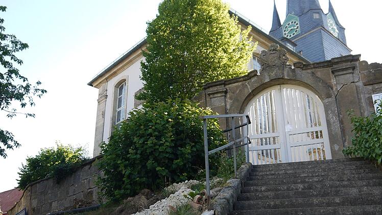 Die Sanierung der Kirchgasse und des Kirchenumfelds sind Bestandteil der Rossacher Dorferneuerung. Seit der Gemeinderatssitzung am Montagabend ist klar, dass das gesamte Projekt am Ende wohl deutlich über zwei Millionen Euro kosten wird. Foto: Berthold Köhler