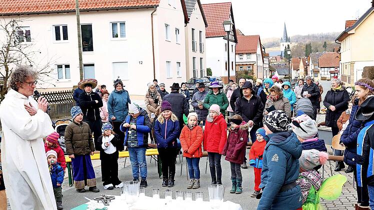 Die Kinder waren zum Altar eingeladen, um zusammen mit Gemeindereferent Matthias Beck zum Lied &bdquo;Schalom caverim&ldquo; zu tanzen.