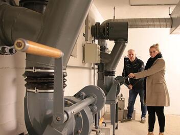 Im Ernstfall mussten die Lüftungsanlagen in Bunkern per Hand betrieben werden. Hier kurbeln Petra und Nils Brennecke vom Deutschen Bunkermuseum in Schweinfurt.