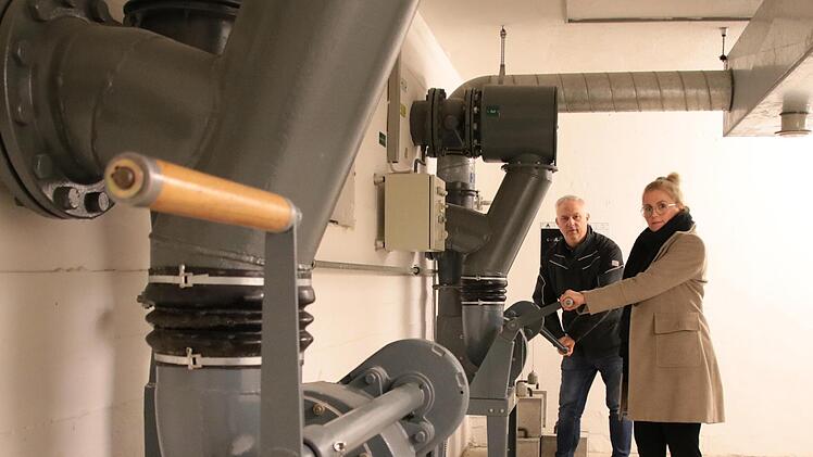 Im Ernstfall mussten die Lüftungsanlagen in Bunkern per Hand betrieben werden. Hier kurbeln Petra und Nils Brennecke vom Deutschen Bunkermuseum in Schweinfurt.