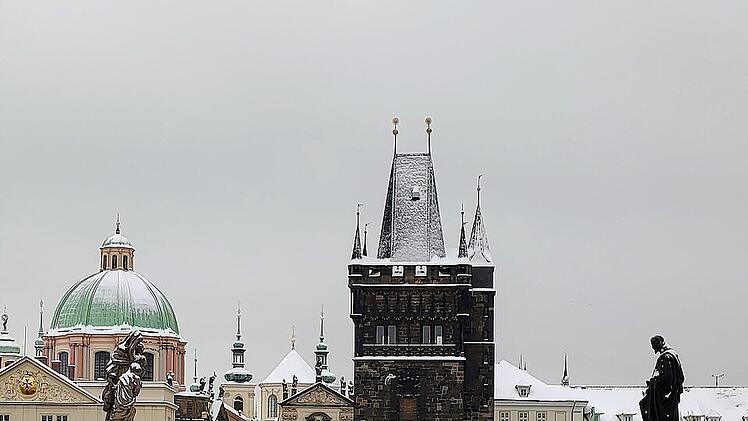 Wem es auf der Karlsbrücke im Winter zu kalt wird, der besucht eines der bekannten Prager Kaffeehäuser.