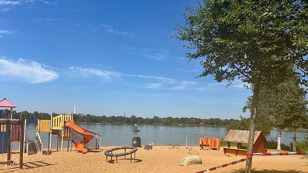 Suche nach vermisstem Schwimmer im Baggersee: Taucher und Spürhunde im Einsatz