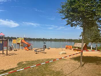 Suche nach vermisstem Schwimmer im Baggersee: Taucher und Spürhunde im Einsatz