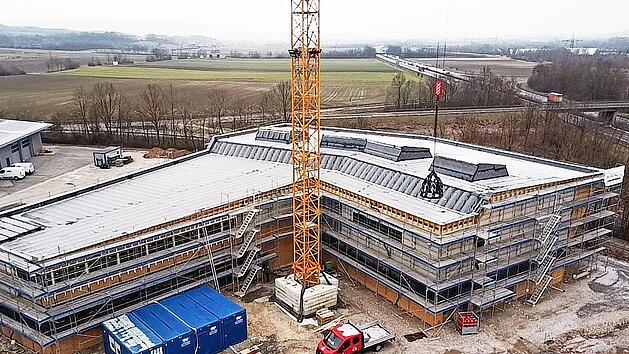 Gut im Zeitplan liegt der Neubau des ILS-Neubaus in Buttenheimer Industriegebiet.