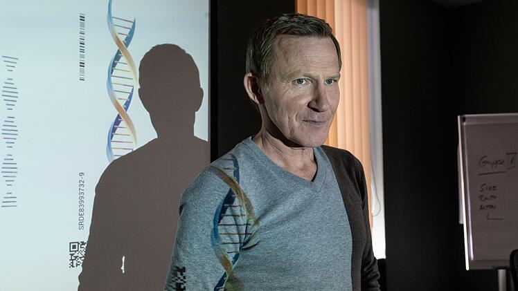 Neuer Kick f&uuml;r die Karriere: Overbeck (Roland Jankowsky) leitet eine Taskforce zur L&ouml;sung alter Mordf&auml;lle mithilfe von DNA-Analysen in der Stammbaumforschung.