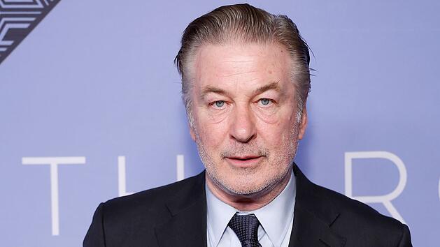 Alec Baldwin hat Kritik f&uuml;r seinen Nachruf auf Sam Neill einstecken m&uuml;ssen.