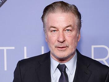 Alec Baldwin hat Kritik f&uuml;r seinen Nachruf auf Sam Neill einstecken m&uuml;ssen.
