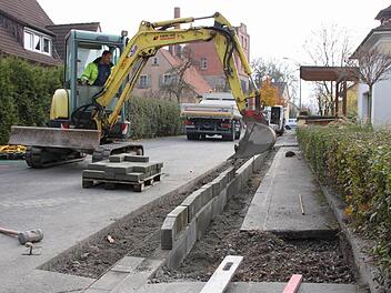 Gestern setzten Bauarbeiter  auf einer Länge von rund 16 Metern Hochbordsteine in der Rote-Kreuz-Straße. Foto: Markus Reeh