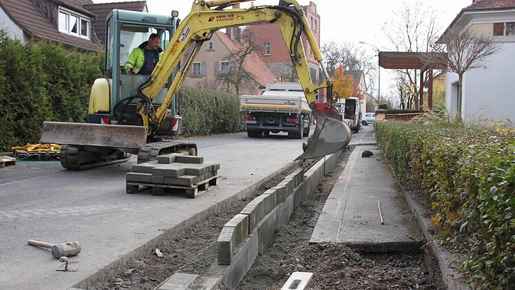 Gestern setzten Bauarbeiter  auf einer Länge von rund 16 Metern Hochbordsteine in der Rote-Kreuz-Straße. Foto: Markus Reeh