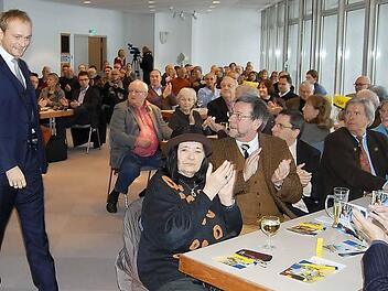 Viel Beifall spendeten die fast 200 Besucher im kleinen Saal des Kongresshauses, als am Sonntagnachmittag Christian Lindner eintraf. Foto: Oliver Schmidt