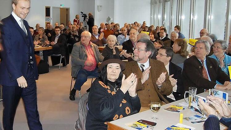 Viel Beifall spendeten die fast 200 Besucher im kleinen Saal des Kongresshauses, als am Sonntagnachmittag Christian Lindner eintraf. Foto: Oliver Schmidt