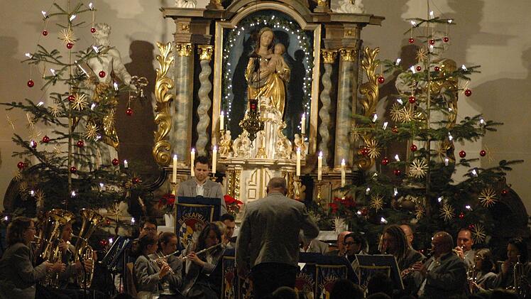 Weihnachtliche Klänge im Altarraum: Die Musiker der Oberbacher Blaskapelle waren nur einige der zahlreichen Akteure. Foto: Sebastian Schmitt