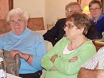 Unter anderem Margot Schneider (links), Hans Hutzl (Zweiter von rechts) und Karl Heinrich Gläsel (rechts) erinnerten sich an die Kriegszeit. Foto: Heike Schülein