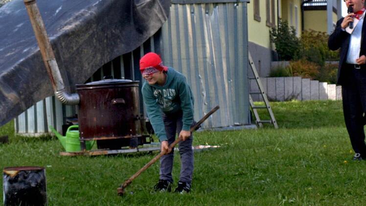 Bürgermeistersohn Johannes Korn holt mit nur einem Schlag den Erwachsenenhahn. Foto: Susanne Deuerling