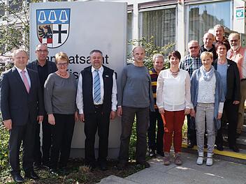 Im Bild (v.l.n.r): Landrat Thomas Bold, Andreas Sandwall, Andrea Weh-ner, Winfried Wahler, Hubert Seifert, Robert Heinz, Sabine Lorz, Alois Kötzner, Kerstin Manger, Martin Hammer, Anna Streck, Dieter Fuchs, Personalratsvorsitzender August Weingart. Es fehlen: Georg Jüngst, Reinhold Ott, Susanne Schum, Birgit Krönert. Foto: Landratsamt