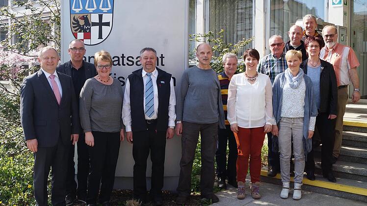 Im Bild (v.l.n.r): Landrat Thomas Bold, Andreas Sandwall, Andrea Weh-ner, Winfried Wahler, Hubert Seifert, Robert Heinz, Sabine Lorz, Alois Kötzner, Kerstin Manger, Martin Hammer, Anna Streck, Dieter Fuchs, Personalratsvorsitzender August Weingart. Es fehlen: Georg Jüngst, Reinhold Ott, Susanne Schum, Birgit Krönert. Foto: Landratsamt