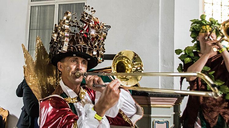 Toller Auftritt: Die Quastenflosser (Leitung: Oskar Lützow) werden bei ihrem Auftritt in der Heilig-Kreuz-Kirche von zahlreichen begeisterten Zuhörern gefeiert. Foto: Jochen Berger