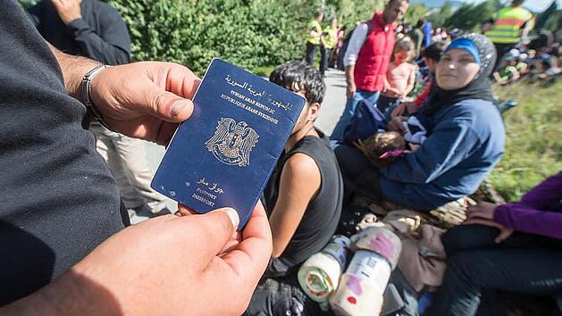 Mit der Hoffnung auf eine bessere Zukunft kommen sie nach Europa: Asylbewerber, die sich in einer fremden Welt wiederfinden.  Foto: Armin Weigel/dpa