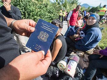 Mit der Hoffnung auf eine bessere Zukunft kommen sie nach Europa: Asylbewerber, die sich in einer fremden Welt wiederfinden.  Foto: Armin Weigel/dpa