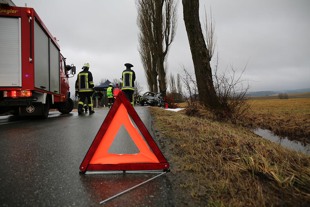 Schwerer Unfall im Kreis Kulmbach - Mann im Fahrzeug verbrannt