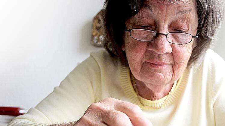 Konzentriert biegt Maria Neumann die Strahlen ihres Goldsterns zurecht.