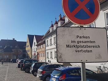 Der Autoverkehr auf dem Marktplatz in H&ouml;chstadt wurde schon oft diskutiert. Nun legt die Junge Liste einen Antrag vor,  in dem sie fordert, die Durchfahrt f&uuml;r den Verkehr ganzj&auml;hrig zu sperren. Archivfoto: Christian Bauriedel