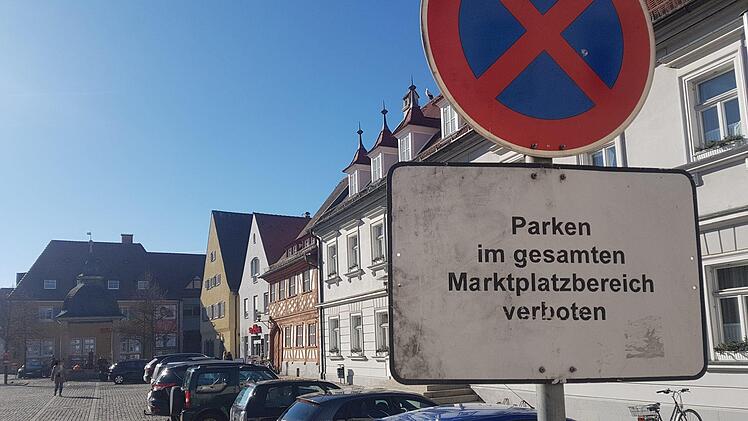 Der Autoverkehr auf dem Marktplatz in H&ouml;chstadt wurde schon oft diskutiert. Nun legt die Junge Liste einen Antrag vor,  in dem sie fordert, die Durchfahrt f&uuml;r den Verkehr ganzj&auml;hrig zu sperren. Archivfoto: Christian Bauriedel
