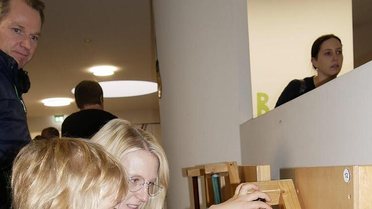 Lehrreiche Experimentierstationen  Foto: Manja von Nida
