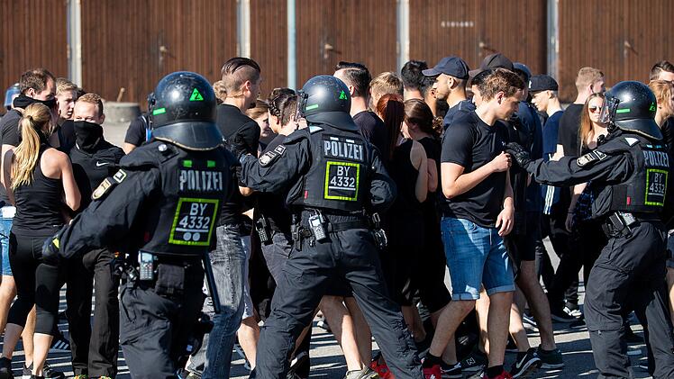 Gro&szlig;einsatz der Polizei in F&uuml;rth: Mehrere Beamten wurden am Samstagabend verletzt