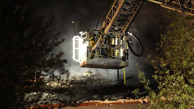 Flammen schlagen aus Reihenhaus