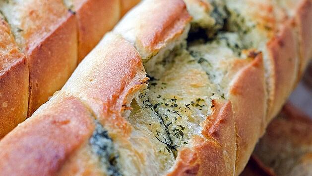 Perfekte Beilage für den Grillabend? So schneiden die Baguettes ab.