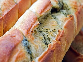 Perfekte Beilage für den Grillabend? So schneiden die Baguettes ab.