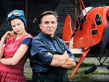 Schorsch (Elmar Wepper) wird langsam gr&uuml;n mit seiner neuen Reisebegleiterin Philomena (Emma Bading).