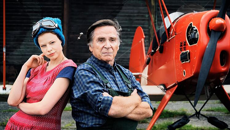 Schorsch (Elmar Wepper) wird langsam gr&uuml;n mit seiner neuen Reisebegleiterin Philomena (Emma Bading).