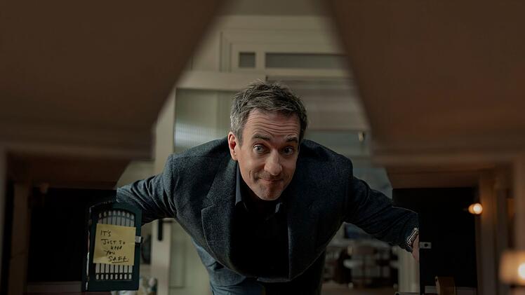 Jetzt kann er sich endlich gro&szlig; f&uuml;hlen: Les (Matthew Macfayden) sperrt seine Frau in ein Puppenhaus.