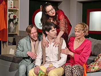 Eine Szene aus der Kom&ouml;die &bdquo;Nein zum Geld!&ldquo;: (von links) Yannick Rey, Jonas St&uuml;demann, Anna Katharina Fleck und Inka Liad. Mit diesem St&uuml;ck aus dem Intimen Theater startete die Freilichtsaison.
