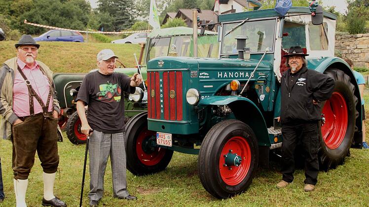 Ludwig Jäger aus Knetzgau (rechts) mit seinem Hanomag-Schnellläufer R 55 aus dem Jahre 1956, der noch oft auf den Straßen unterwegs ist.