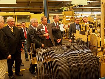 Die Gäste zeigten sich bei ihrem Rundgang beeindruckt vom Arbeitsschutz, der Sicherheit, Qualität und Sauberkeit im Betrieb. Foto: Günther Geiling