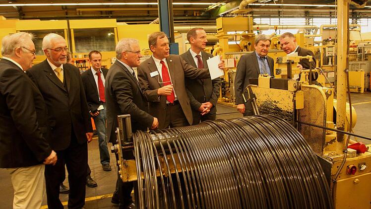 Die Gäste zeigten sich bei ihrem Rundgang beeindruckt vom Arbeitsschutz, der Sicherheit, Qualität und Sauberkeit im Betrieb. Foto: Günther Geiling