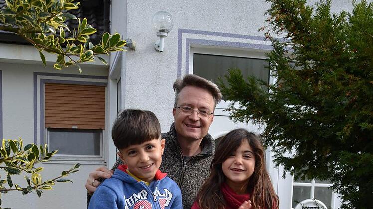 Bernd Arnold (Mitte) betreibt mit seinem Bruder Achim die Flüchtlingsunterkunft im Stangenrother Kapellenweg. Täglich schaut er dort nach dem Rechten. Dabei wird er von den Kindern immer freudig begrüßt. Heute posieren Mahmut (links) und Sofa mit ihm für ein Foto. Foto: Kathrin Kupka-Hahn