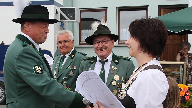Der neue Schützenkönig des Schützenvereins Grub, Manfred Florschütz (links), nimmt die Glückwünsche von Schützenmeister Joachim Welsch (Mitte) und der Vorsitzenden Maria Lessig entgegen.