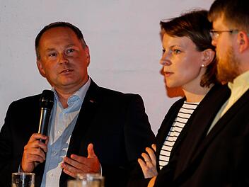 Thomas Bauske (SPD/links) und Stefan Wolf (FDP/rechts) hielten nichts von den Mautplänen der CSU. Deren Abgeordnete Emmi Zeulner (Mitte) hingegen verteidigte den Vorschlag aus dem Bundesverkehrsministerium.Matthias Hoch