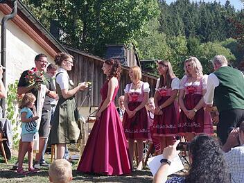 Apfelk&ouml;nigin Jessica Schnappauf auf bei der Kr&ouml;nung beim Apfelfest in Effelter im Landkreis Kronach. Foto: Heike Sch&uuml;lein